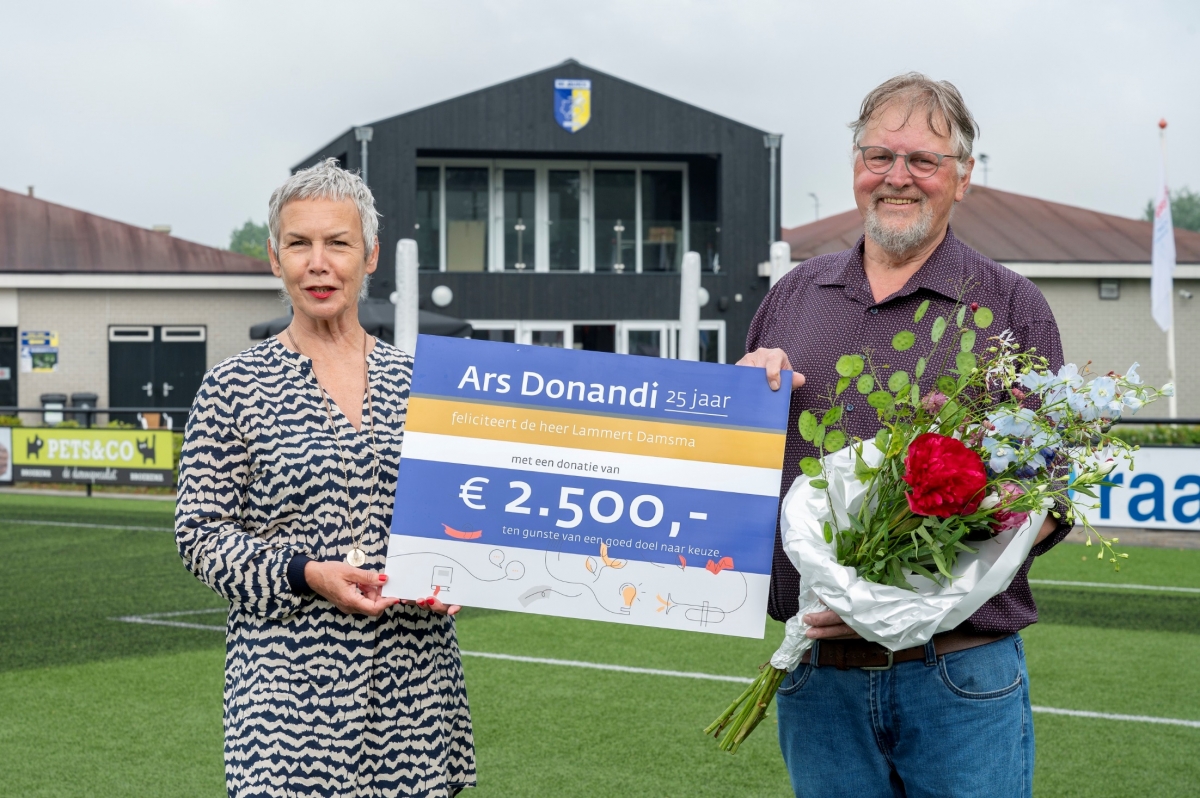 Lokale held uit Dokkum mag donatie doen aan goede doel