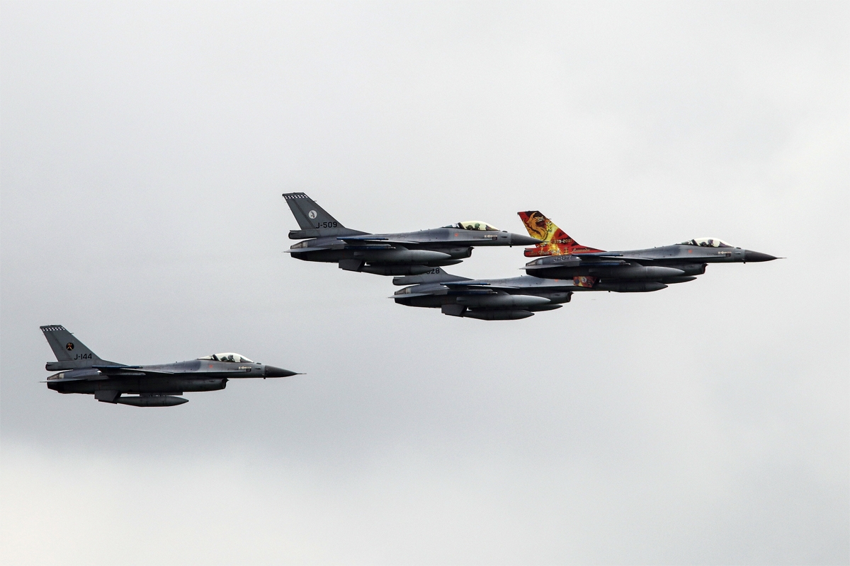 F-16's nemen afscheid van Friesland met 'fly by'