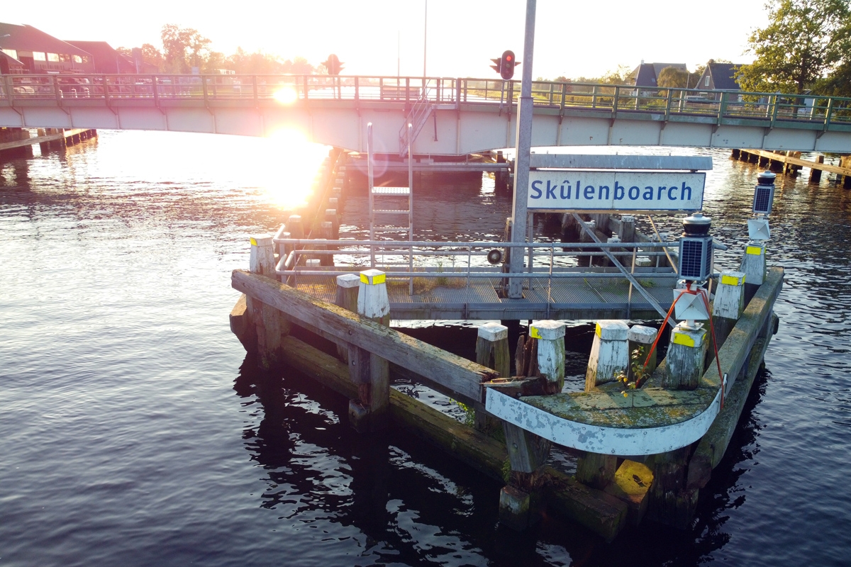 Binnenvaartschip ramt remmingswerk brug Skûlenboarch