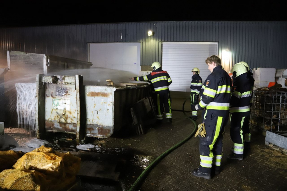 Brandende container geblust door brandweer