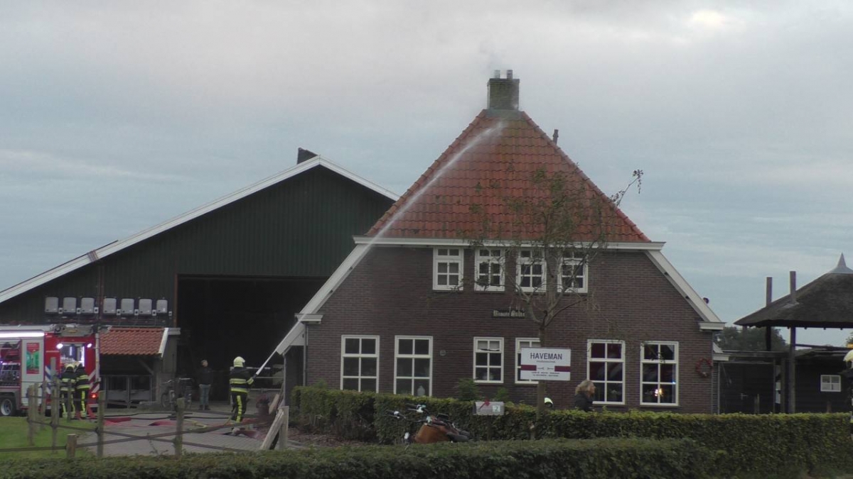 Veel rook bij schoorsteenbrand in Hoornsterzwaag