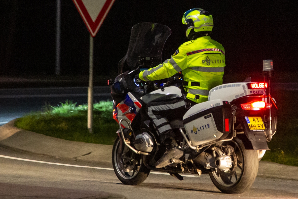 Motorrijder (36) slaat op de vlucht voor politie