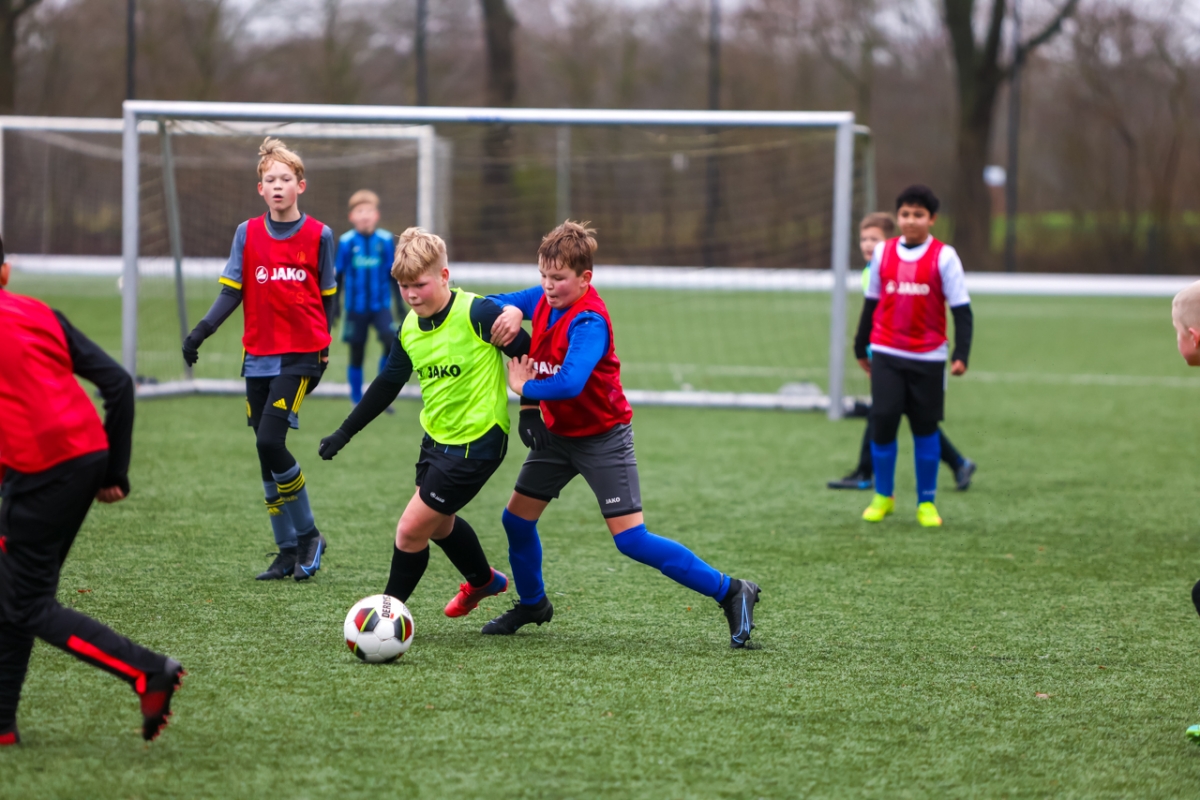 170 jeugdvoetballers op Oliebollen Mixtoernooi VV Buitenpost