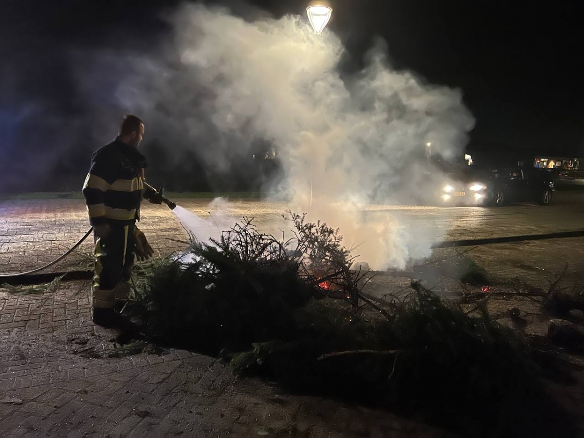 Stapel kerstbomen in brand gestoken in De Westereen
