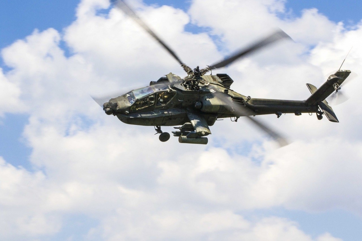 Donderdag militaire oefening: Apache, Cougar en Chinook in de lucht