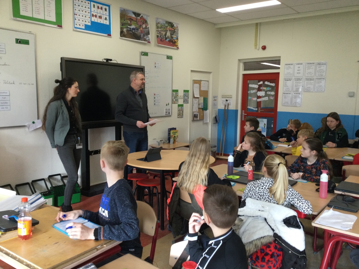 Wethouder Wiersma geeft gastles op school Broeksterwâld