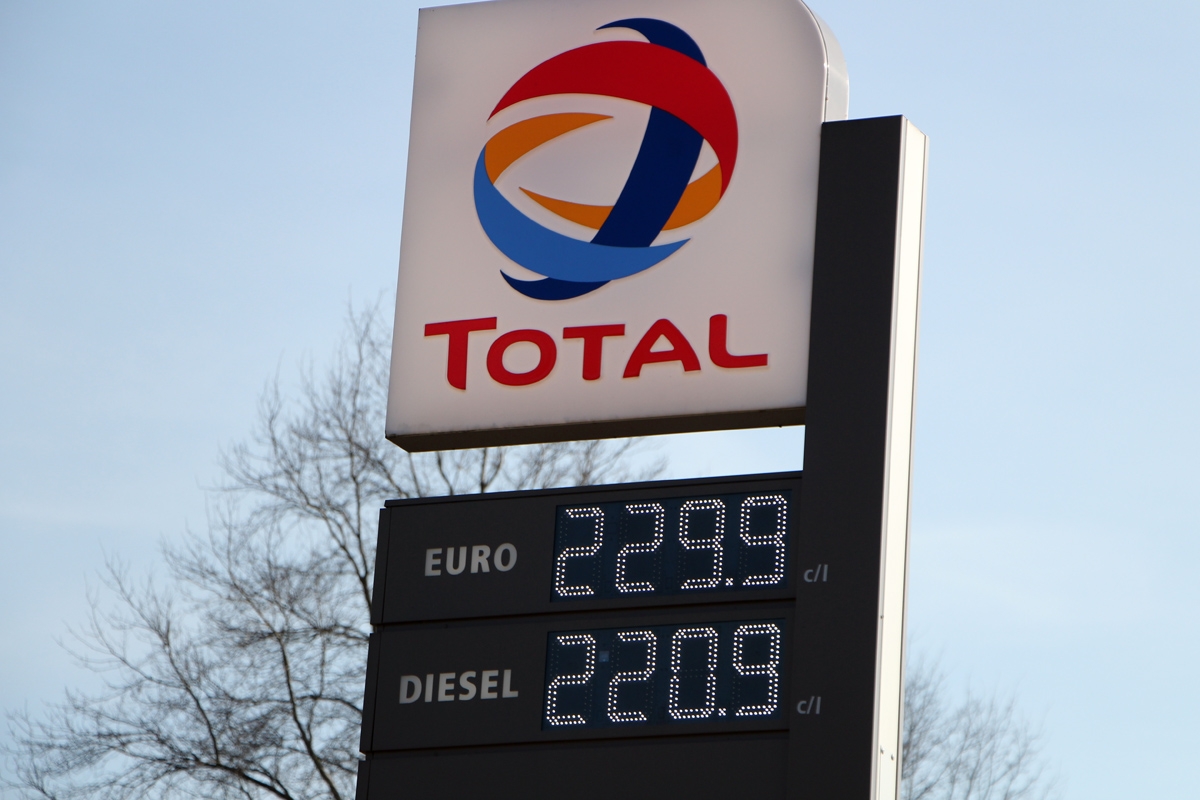 Waarom de prijzen van diesel en benzine bijna gelijk zijn...