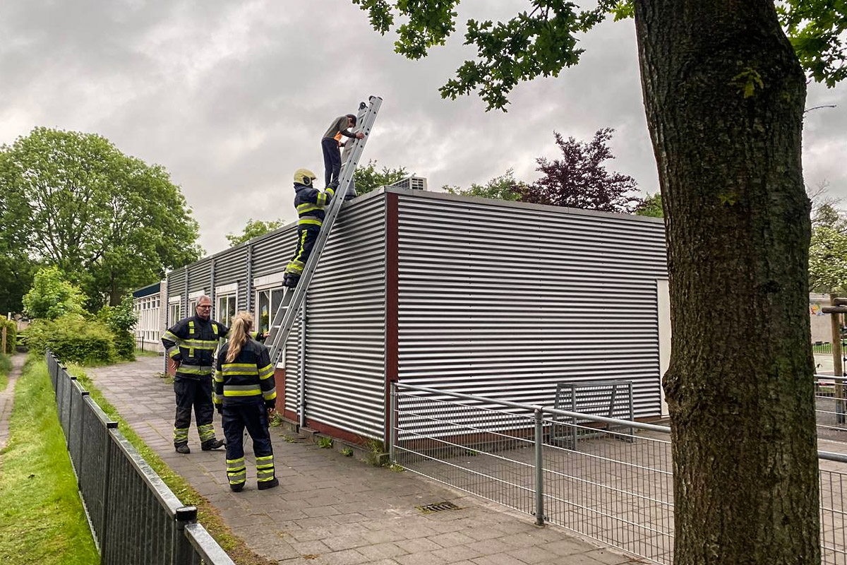 Brandweer helpt jongetje van dak van basisschool