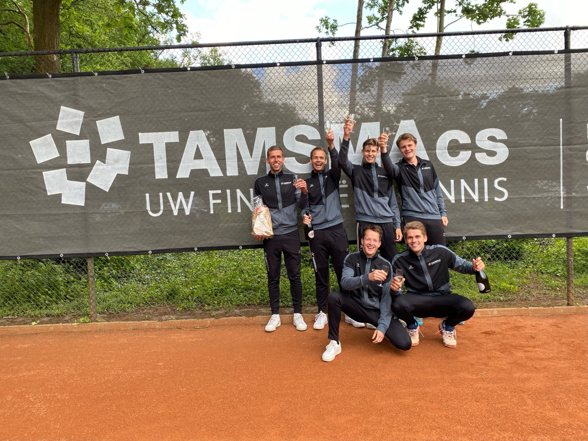 Tennis: heren 1 TC Lauswolt kampioen in hoofdklasse