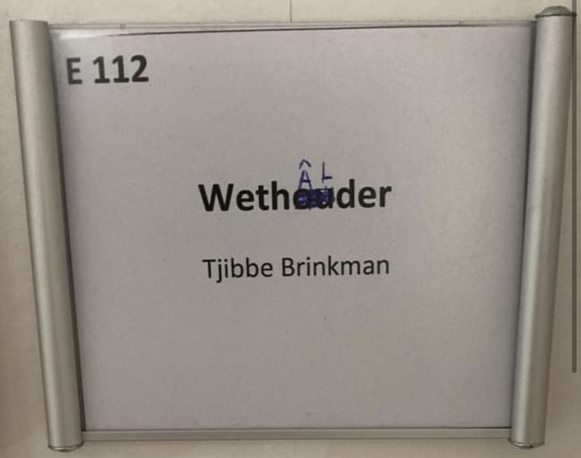 Kersverse wethouder Brinkman herschrijft naambord in Fries