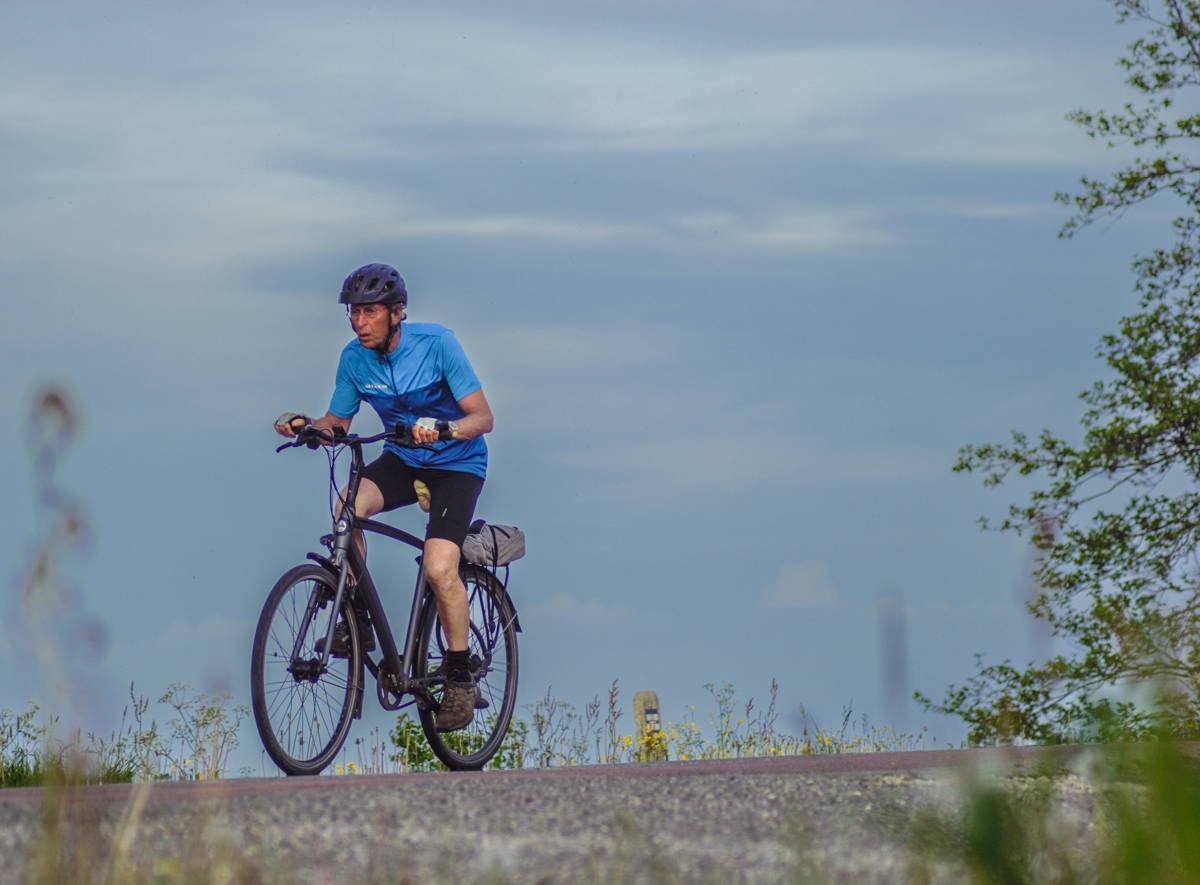 Chris(70) fietst 300 km Friesland rond voor zieke nicht