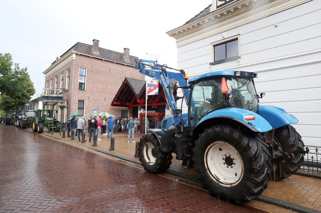 Boeren demonstreren bij gemeentehuis Beetsterzwaag
