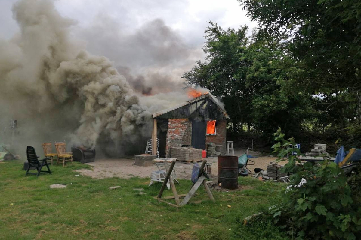 Keet vat vlam aan Mockamawei in Aalsum