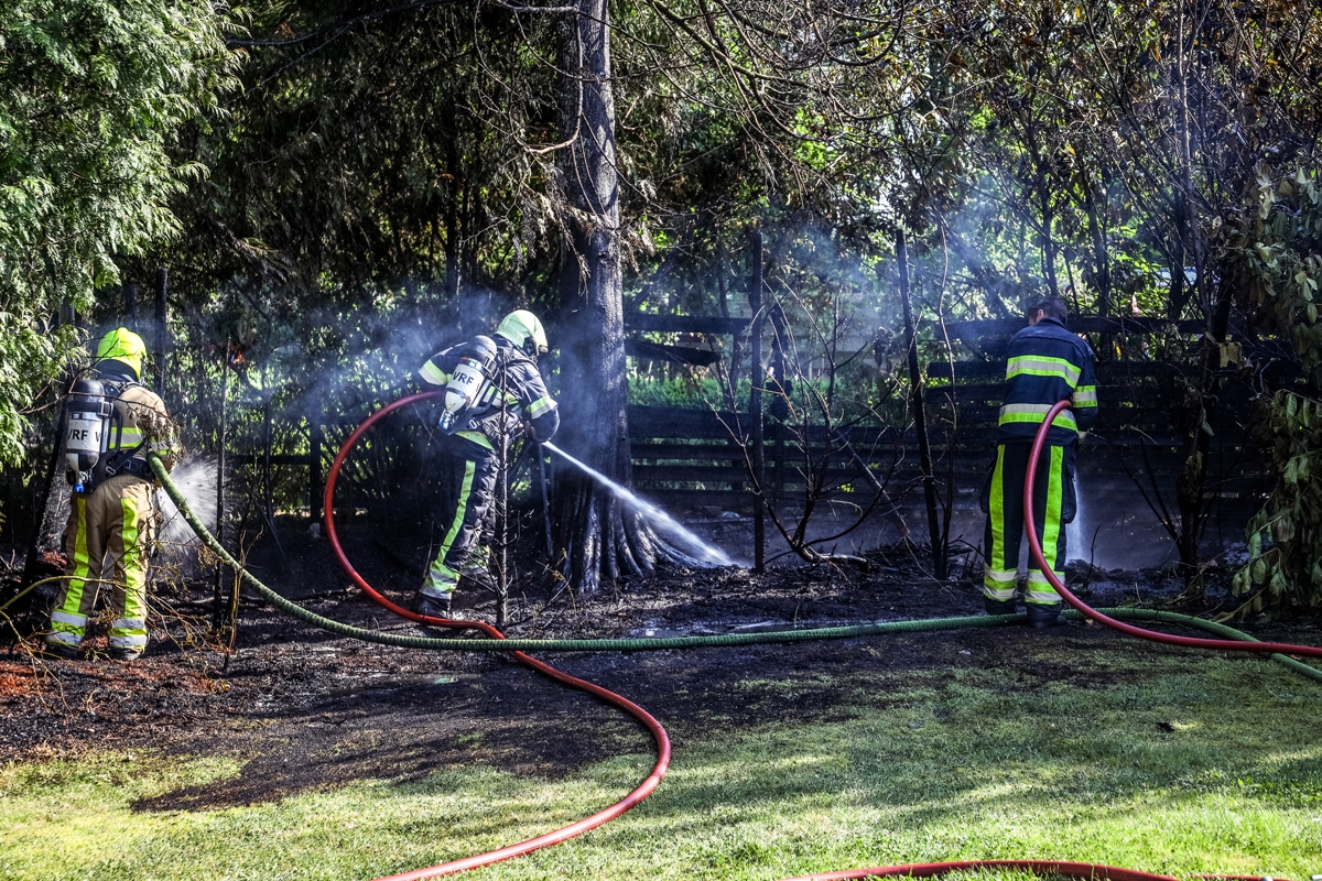 Coniferenhaag verwoest door brand in Siegerswoude
