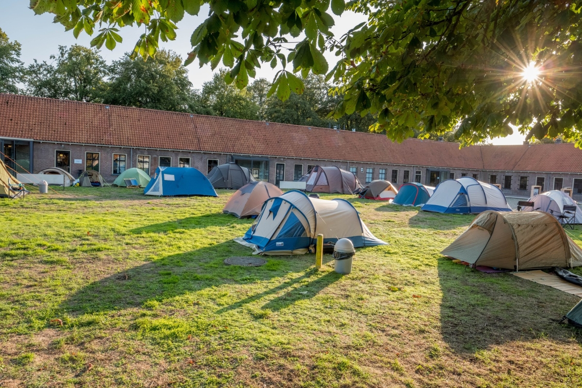 Durf jij een nachtje te slapen in een tent in bajesdorp Veenhuizen?