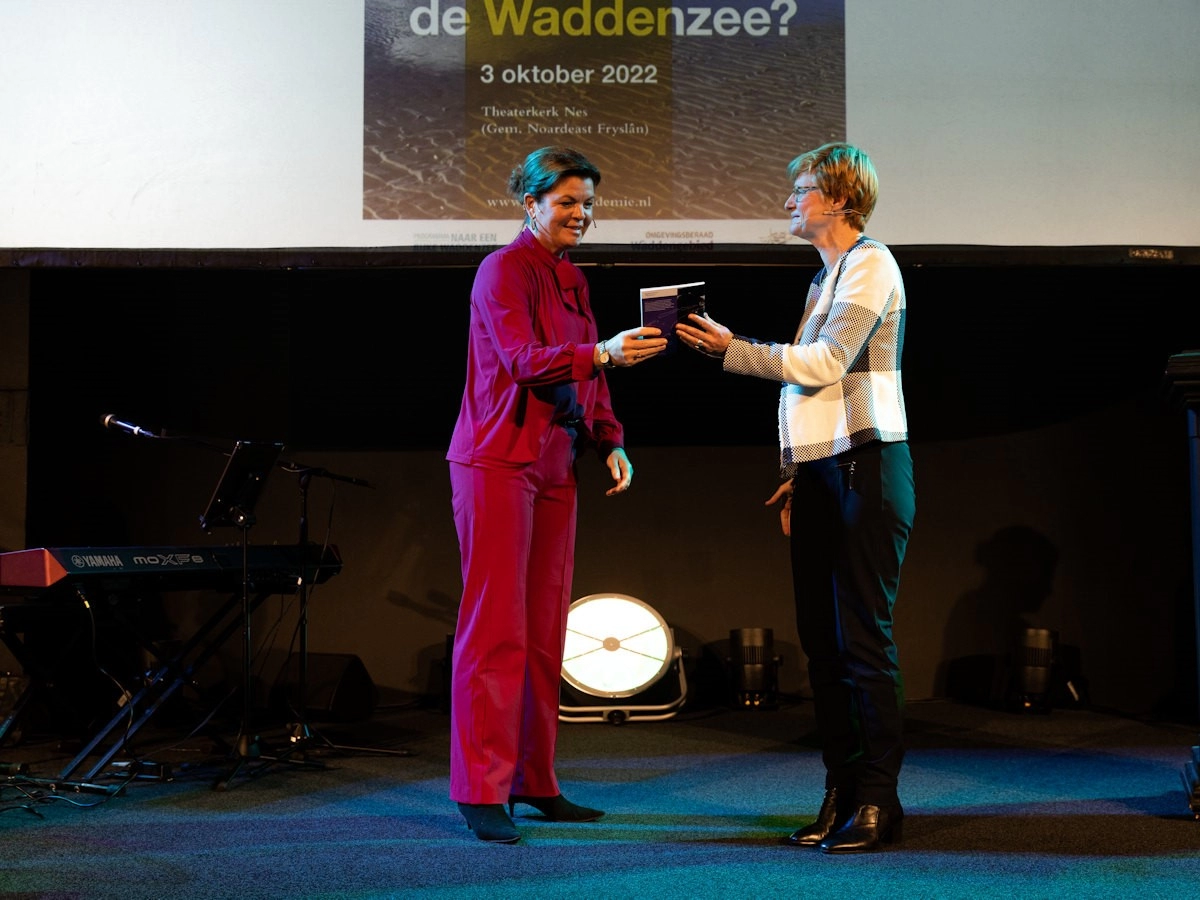 Eerste exemplaar 'Wadden in beeld' voor minister Van der Wal