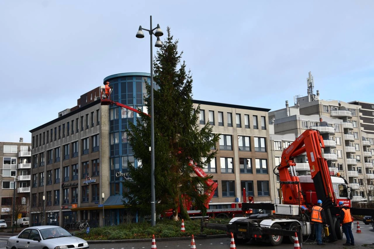 Duitse kerstboom geplaatst op rotonde bij Lawei