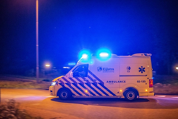 Man in brand gevlogen door omgevallen vuurpijl