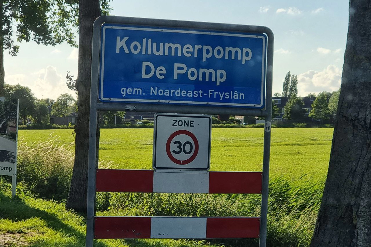 Is de naam Kollumerpomp nu Friestalig of Nederlandstalig?