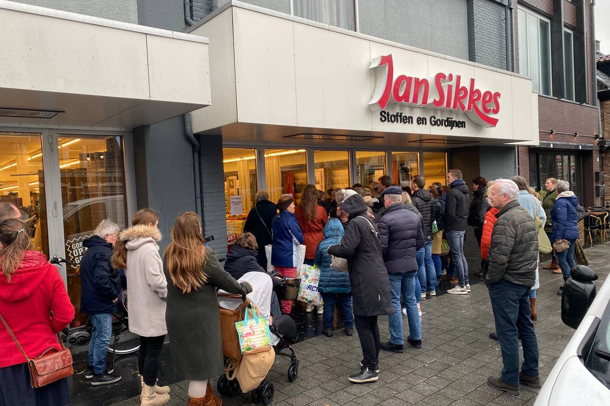 Mensen in de rij voor uitverkoop bij Jan Sikkes