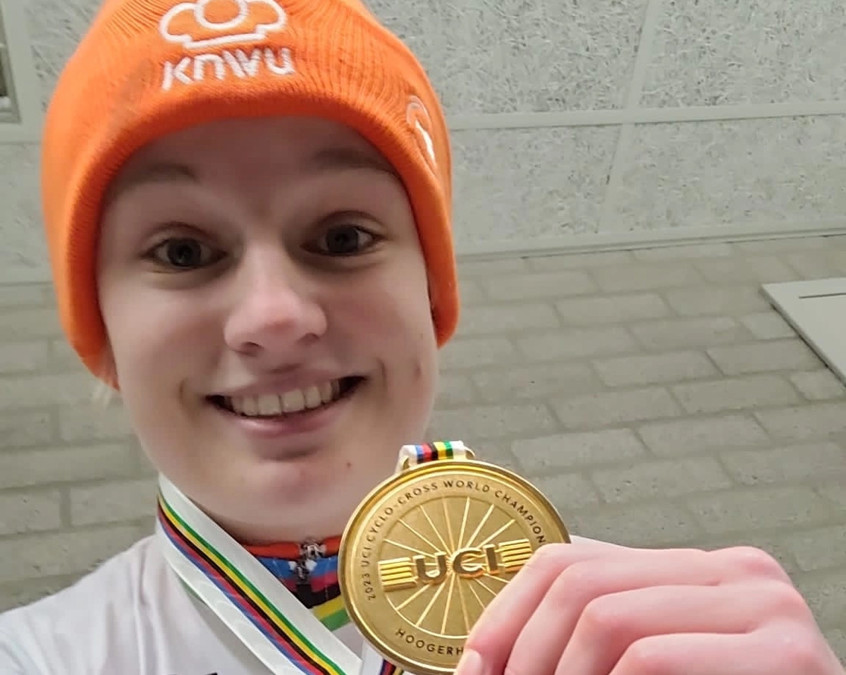 Burgumse Leonie Bentveld (18) wint goud op team relay WK veldrijden