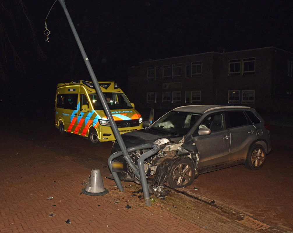 Auto botst tegen lantaarnpaal in Damwâld
