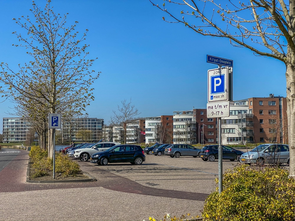 'Minder parkeerplekken bij nieuwbouw verplichten'