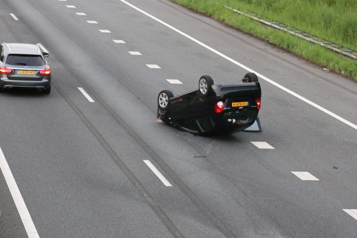 Auto op de kop op de A7 – boete voor bestuurder voor plotselinge inhaalmanoeuvre
