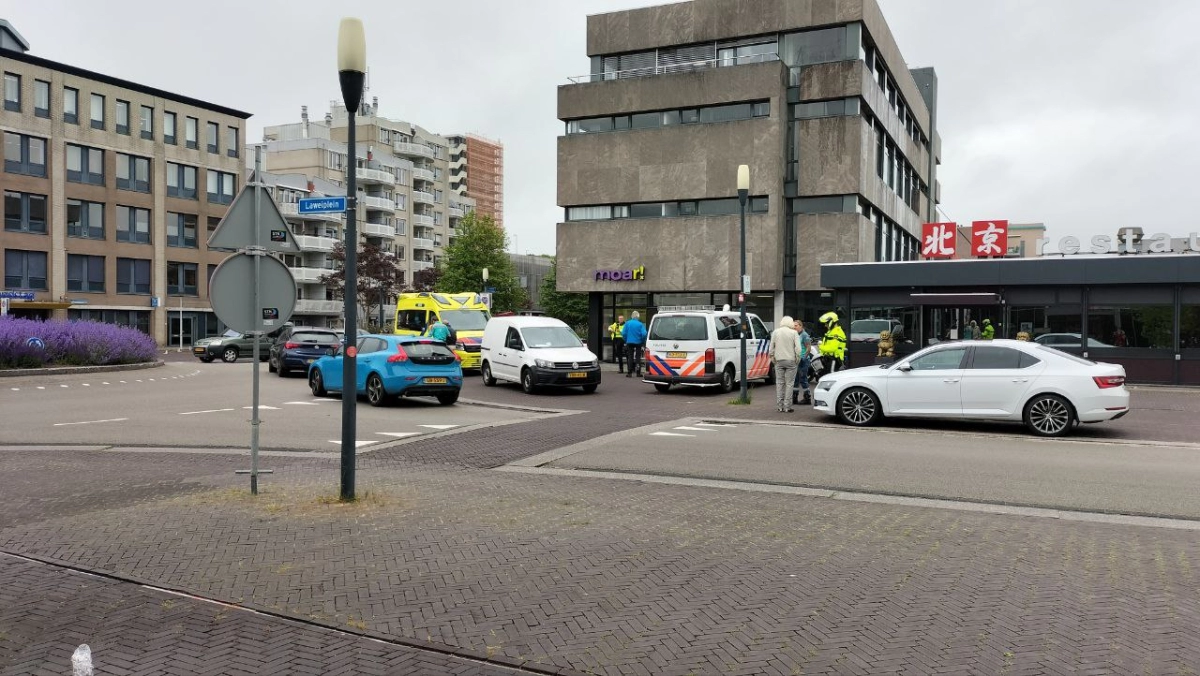 Fietser geschept bij rotonde op Laweiplein