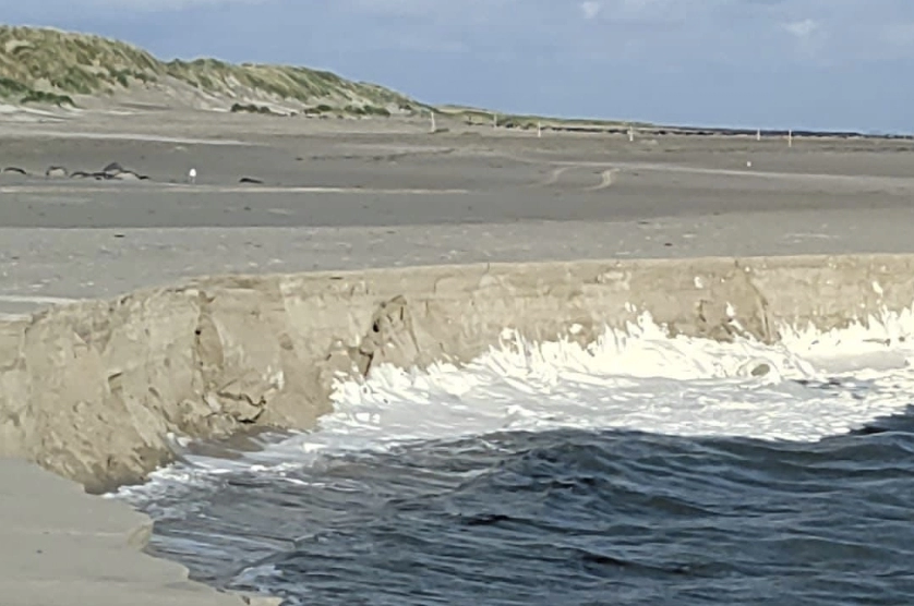 Stuk strand weggeslagen door zee op Ameland