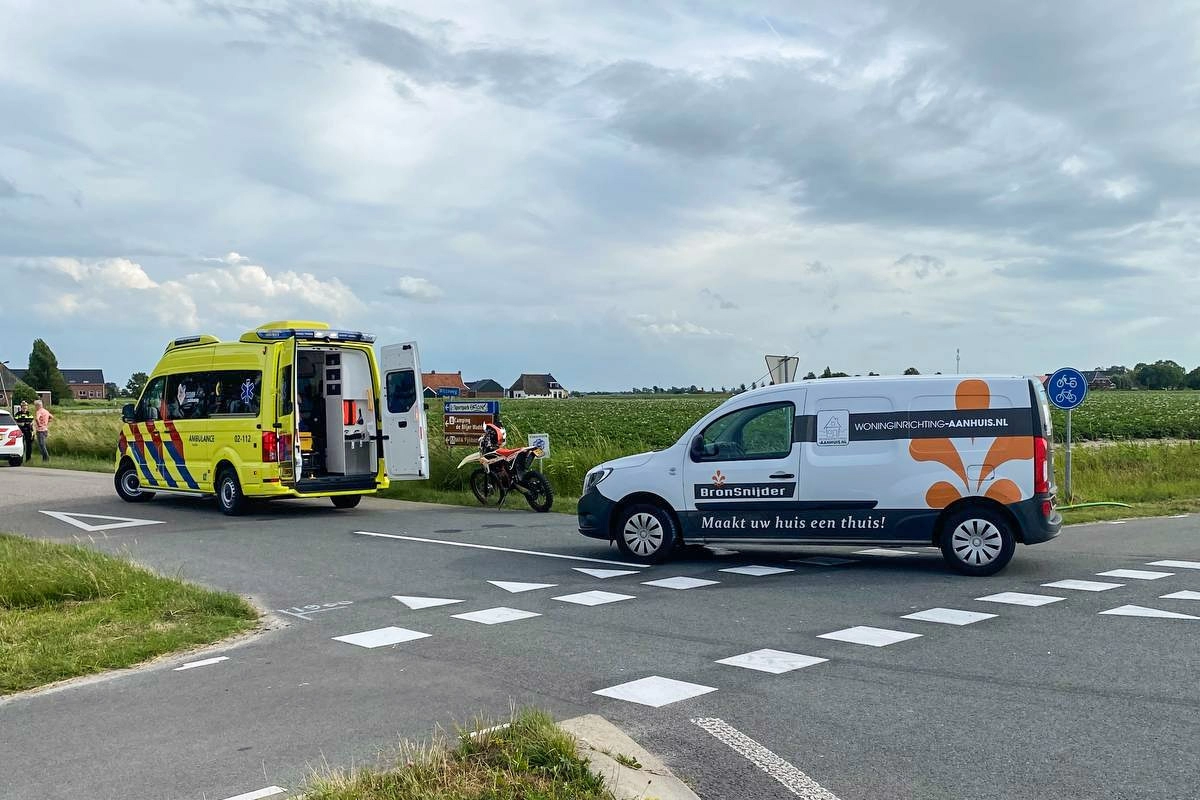 Crossbrommer in botsing met bestelbusje