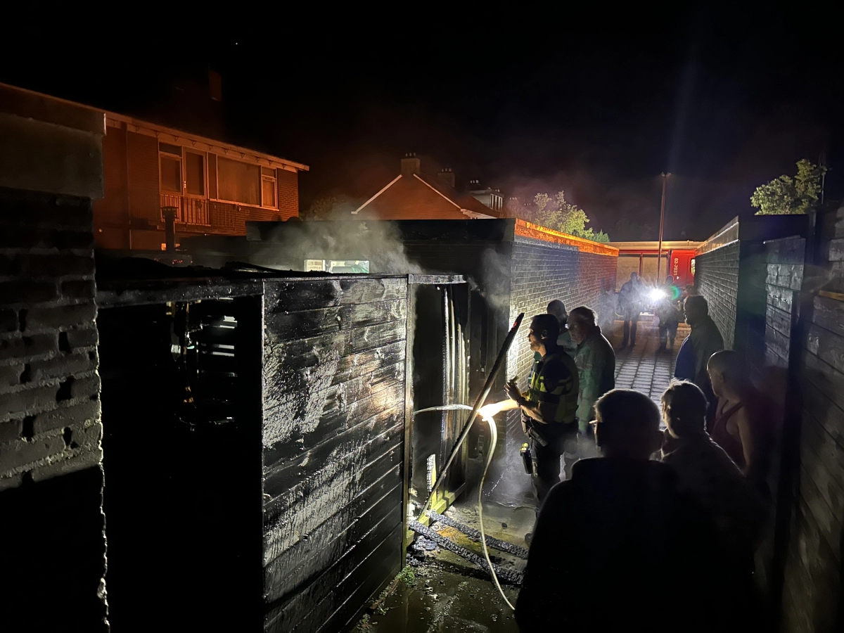Bewoner blust brandende containers in achtertuin