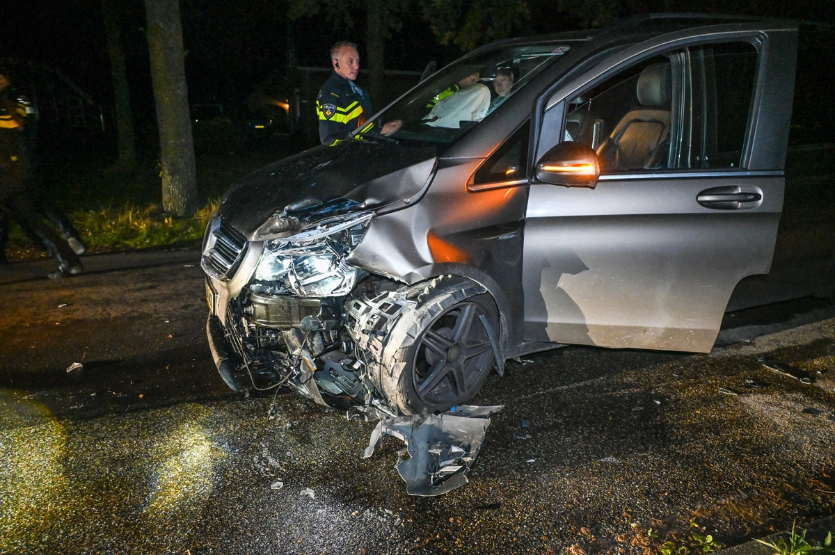 Dronken automobilist (20) botst op geparkeerde auto