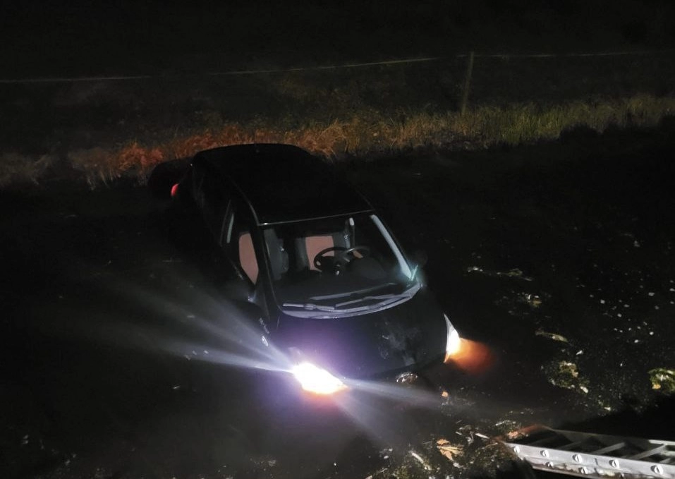 Auto belandt in het water in Nij Beets