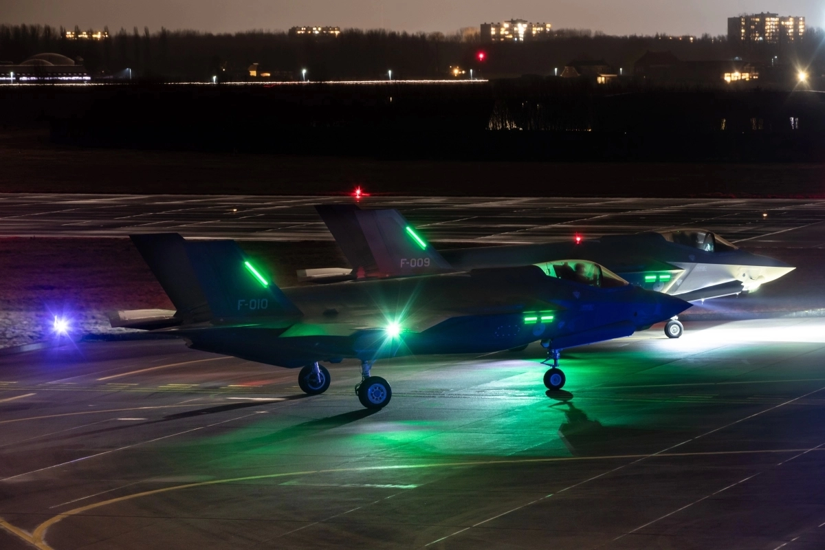 Air Combat Command vliegt in de avonduren boven Friesland