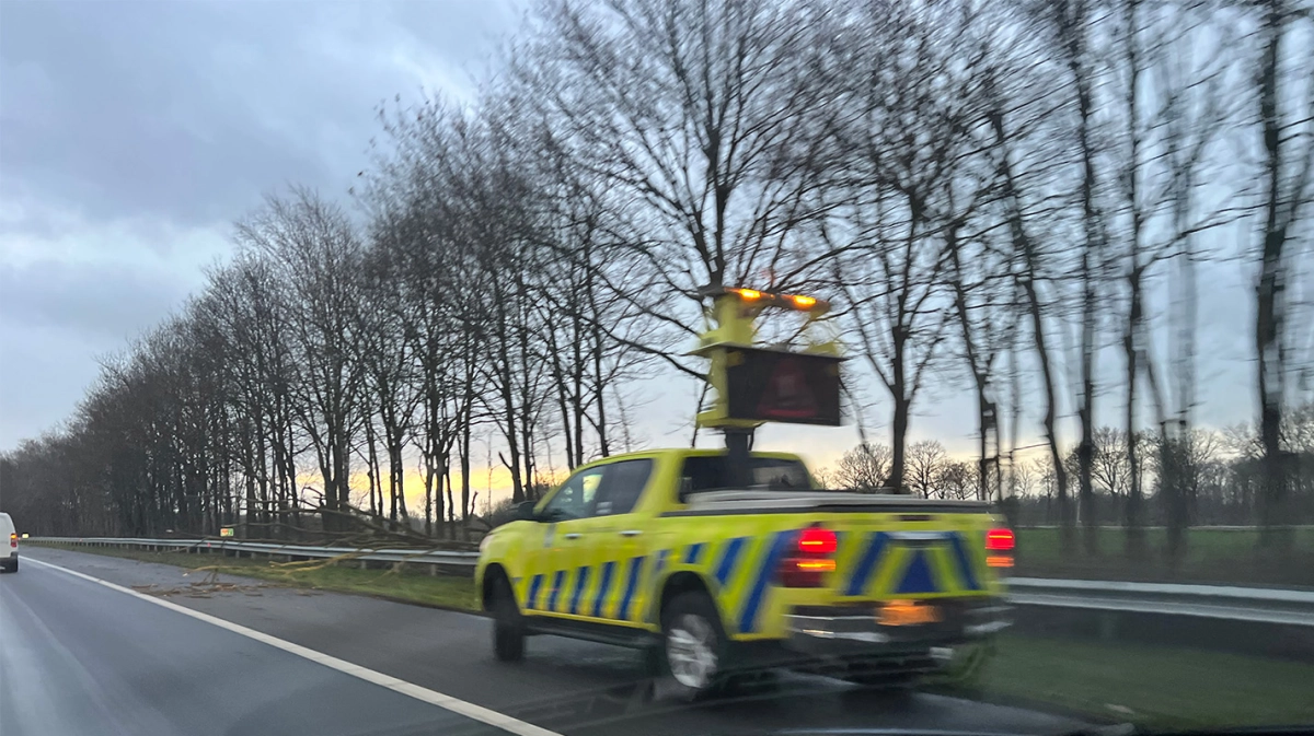 Brandweer-inzet op snelweg A7 voor omgewaaide bomen