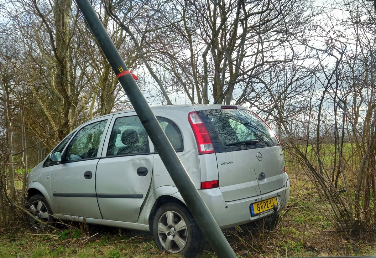 Auto vliegt uit de bocht bij Lekkum