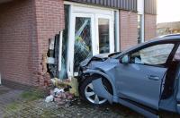 Auto ramt gevel van fysiotherapie gebouw
