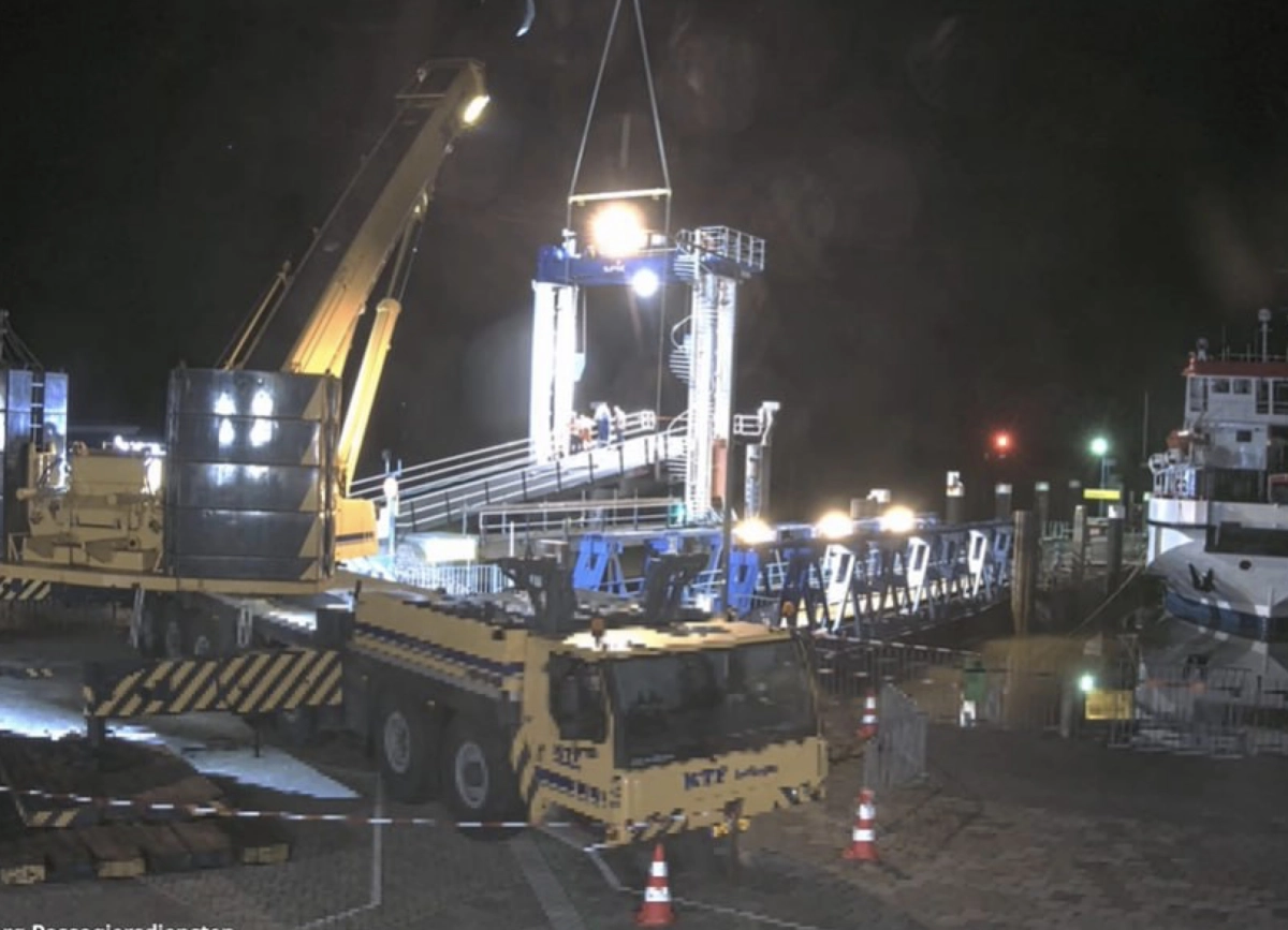 Autobrug weer in werking op veerdam van Lauwersoog
