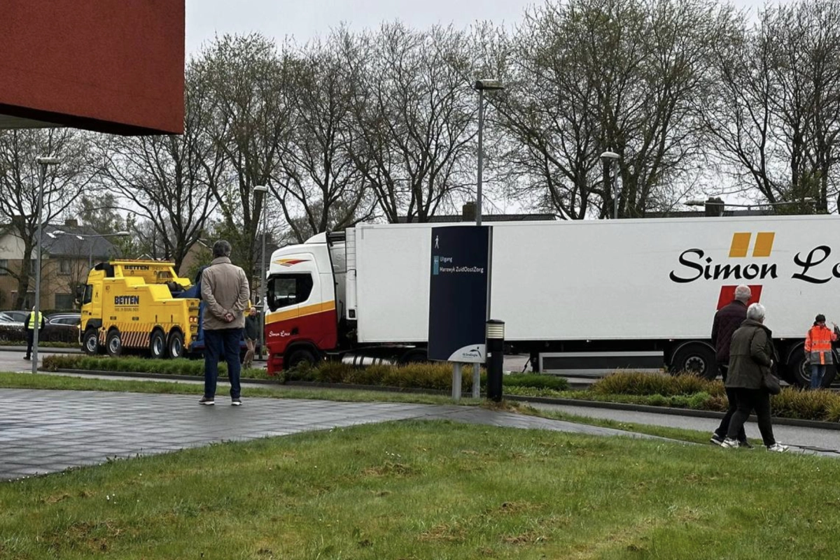 Vrachtwagen blokkeert parkeerterrein ziekenhuis Nij Smellinghe
