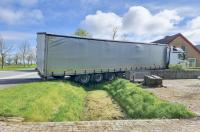 Kraan tilt vastgereden Poolse vrachtwagen op zijn plek