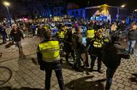 Koningsdag eindigt onrustig; politie veegt Kaden leeg