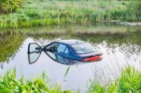 Auto belandt in water langs Lauwersmeerweg