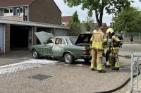 Sleutelen gaat mis: Mercedes uit 1977 uitgebrand