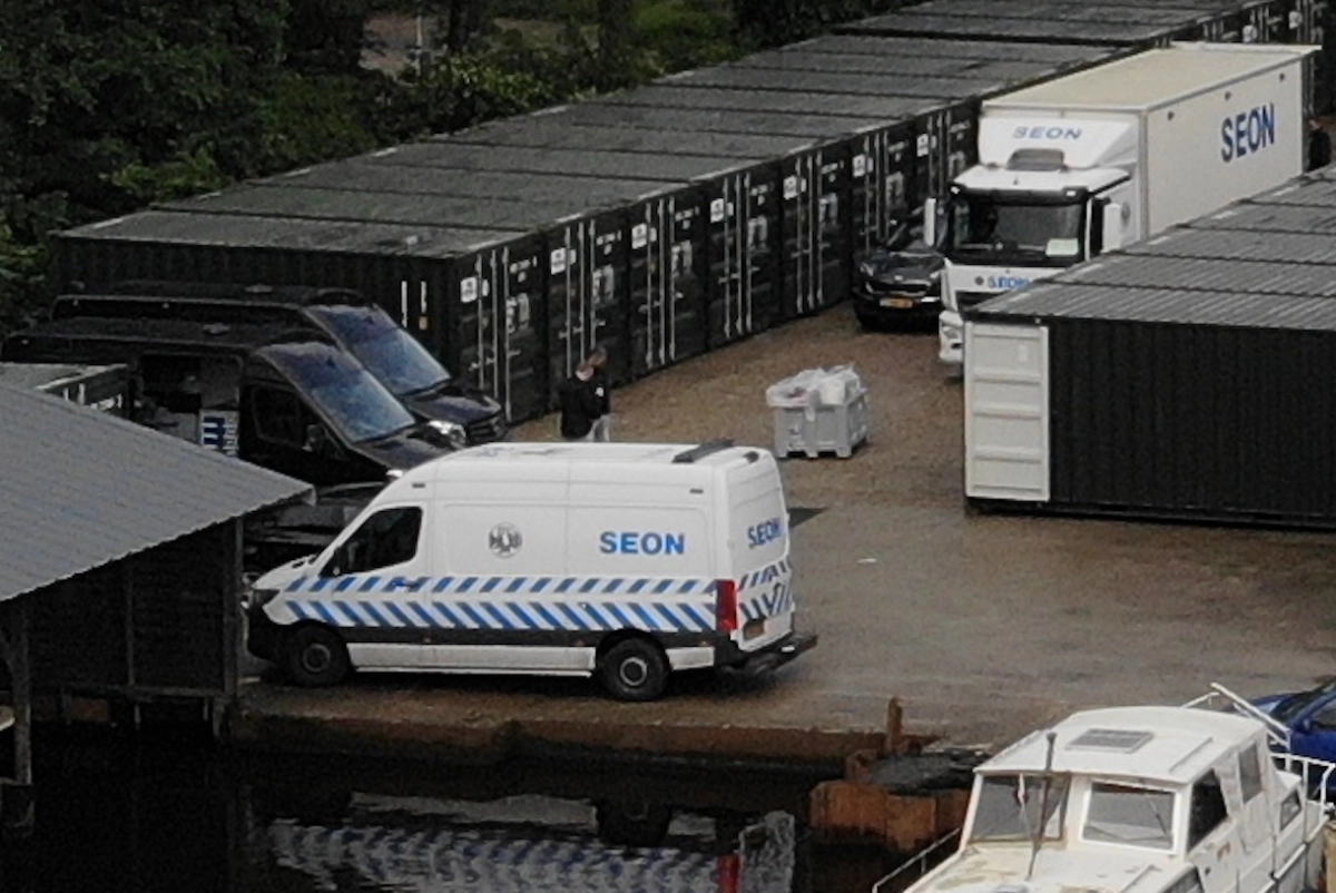 Mogelijk drugsafval in container aan Burgumerdaam