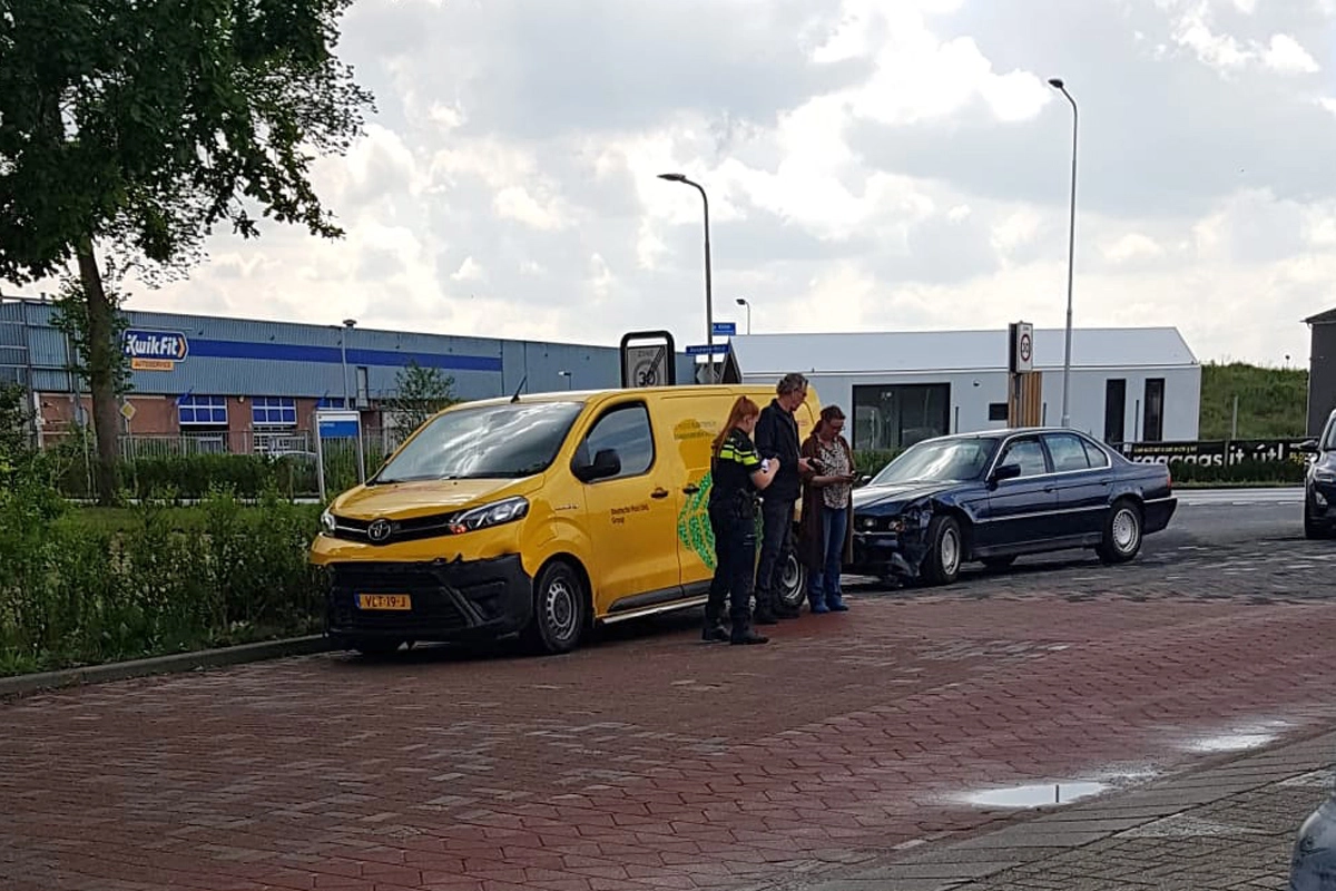 BMW botst op DHL-bezorger in Dokkum