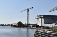 Barkmeijer 造船厂警告青少年注意危险的塔式起重机