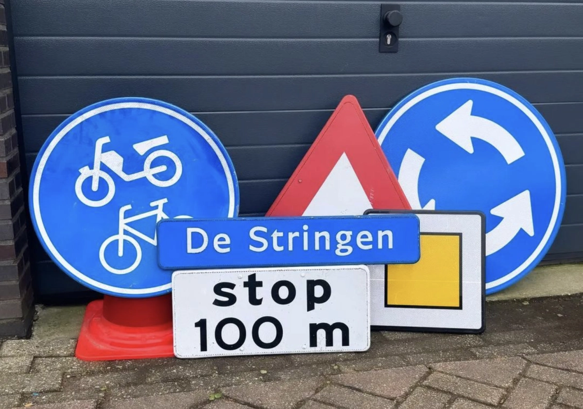 Jeugd levert verkeersbordenverzameling in: taakstraf