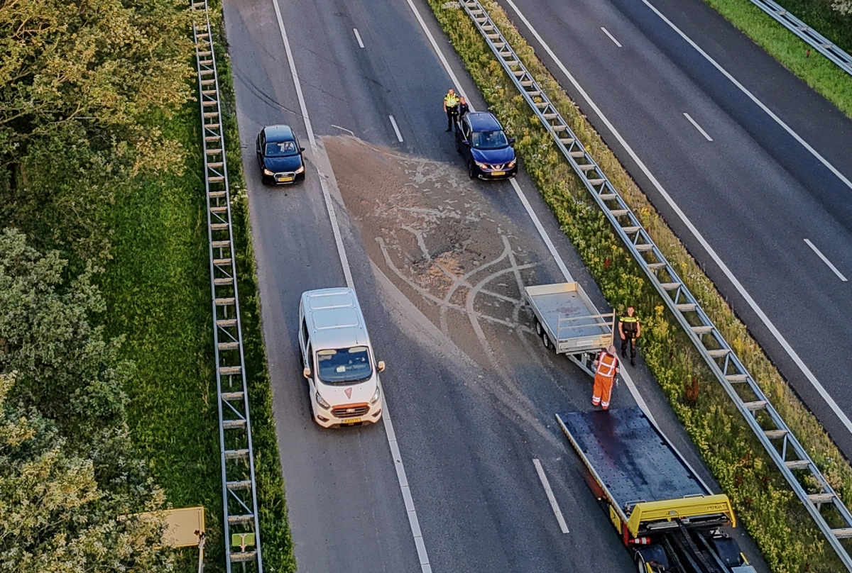 Geschaarde aanhanger zorgt voor file op de A7