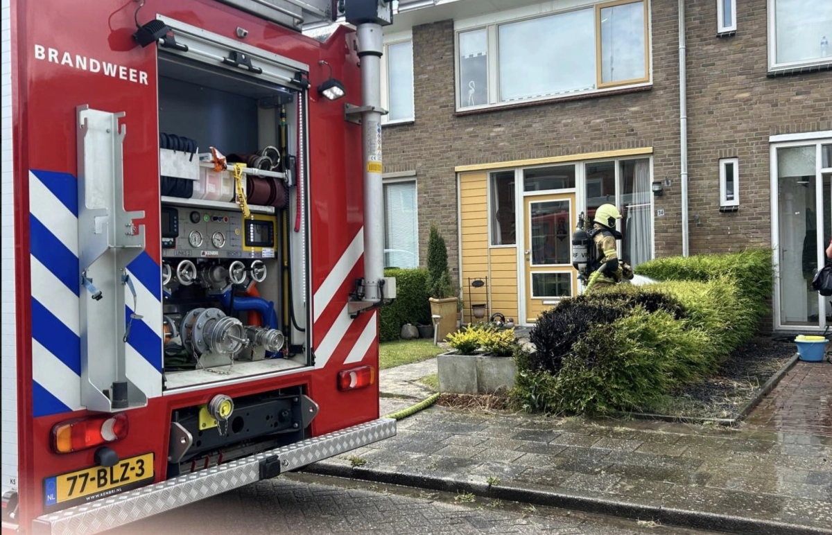 Buurtbewoners blussen brand in haag voor huis